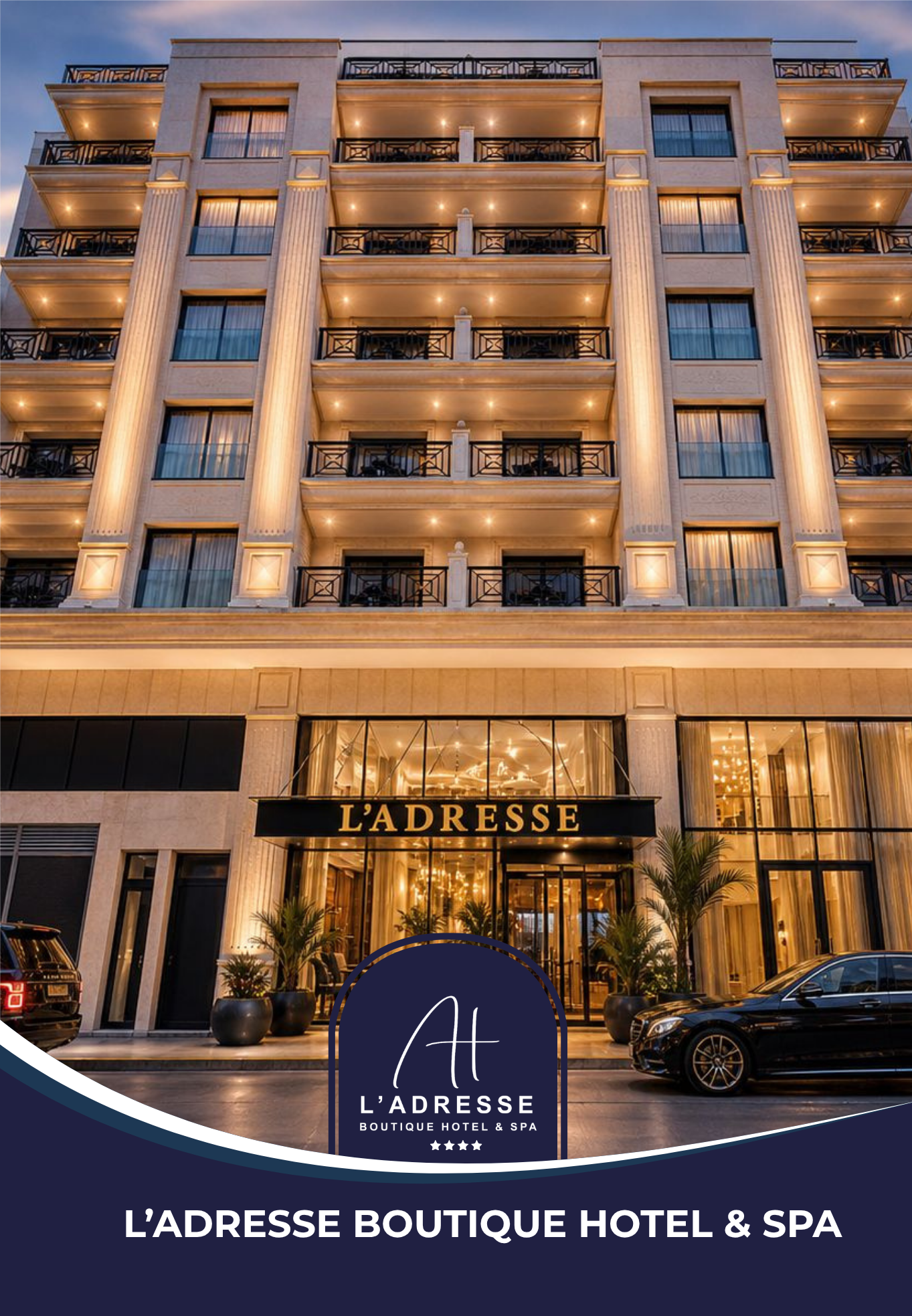 Façade extérieure illuminée de l'établissement à l'heure du crépuscule à L'Adresse Boutique Hotel & Spa