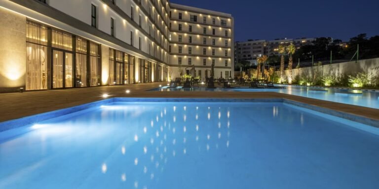 Série Vacances en septembre – Épisode 9 : Hôtel Occidental Tanger, un refuge urban chic au cœur de Malabata Piscine extérieure illuminée de l'hôtel Occidental, parfaite pour prolonger vos vacances lors d'un séjour en septembre à Tanger.