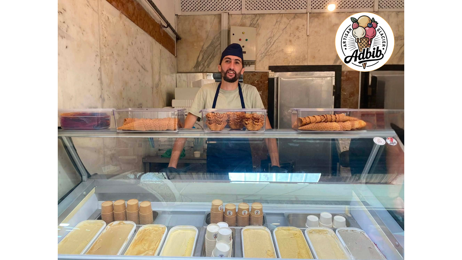 L'artisan glacier Abdelhay Adbib dans sa boutique à Tanger.