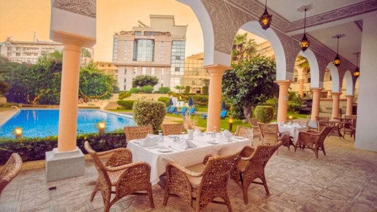 Terrasse du restaurant Misbah Club face à la piscine pour un déjeuner lors de vacances en septembre à Tanger.