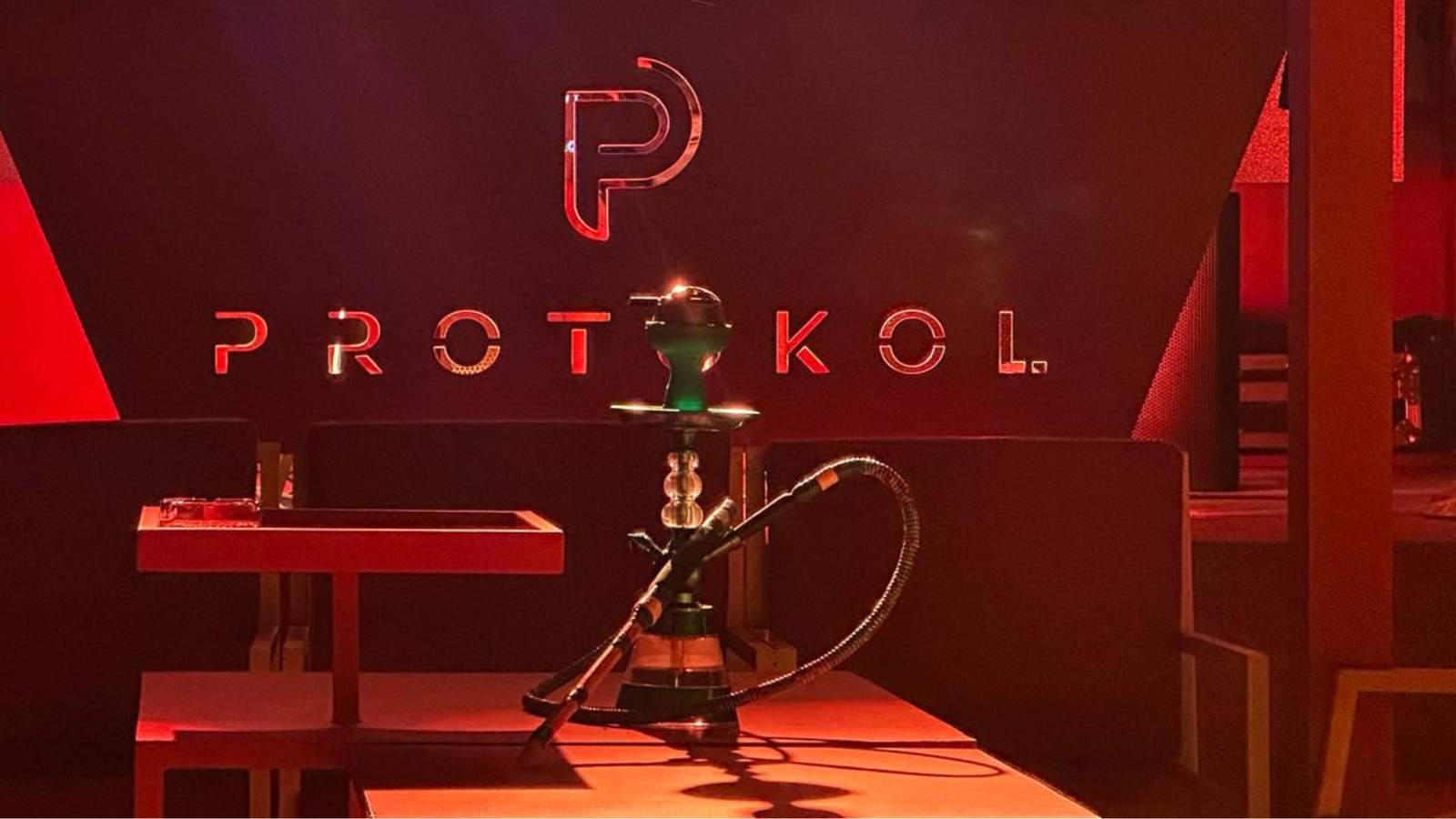 Service de narguilé premium proposé sur l'esplanade extérieure du Protokol