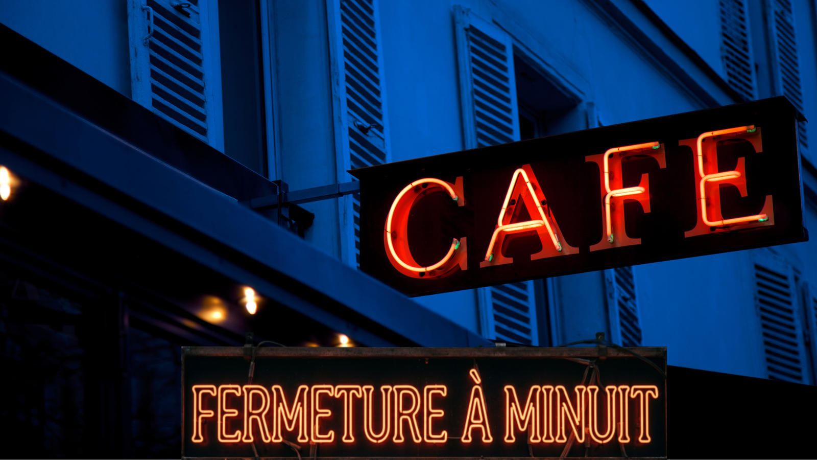 Enseigne lumineuse de café avec panneau fermeture à minuit pour illustrer la règle de repos à Tanger.