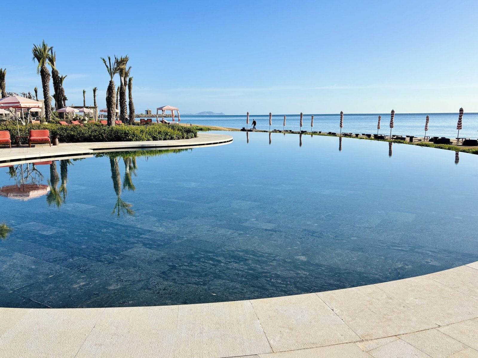 Piscine et plage de l'hôtel Royal Mansour Tamuda Bay