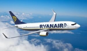 Avion de la compagnie Ryanair au Maroc volant en plein ciel pour symboliser le développement des lignes aériennes et du tourisme régional.