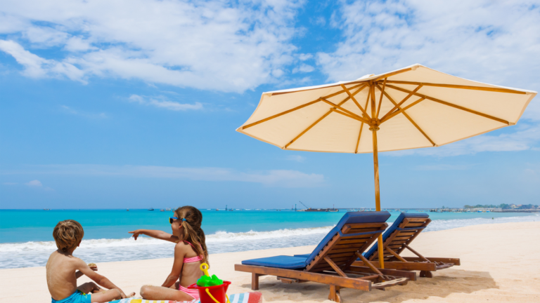 Tamuda Bay, la Riviera marocaine – Rhapsodie estivale entre mer et montagnes Plage de sable fin et eaux bleues durant la saison estivale à Tamuda Bay.