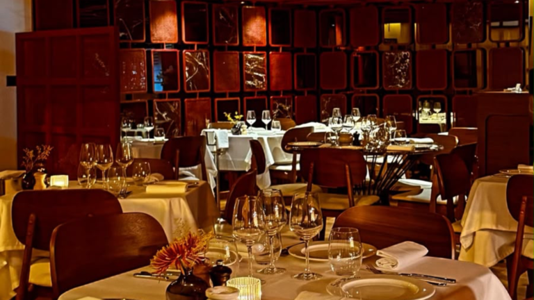 Le restaurant San Remo à Tanger s’offre un nouveau miroir pour prolonger sa légende La salle chaleureuse du mythique restaurant San Remo à Tanger rénové par les nouveaux propriétaires