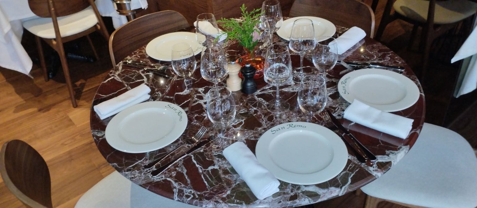 Une table dressée du restaurant mythique San Remo à Tanger récemment rénové