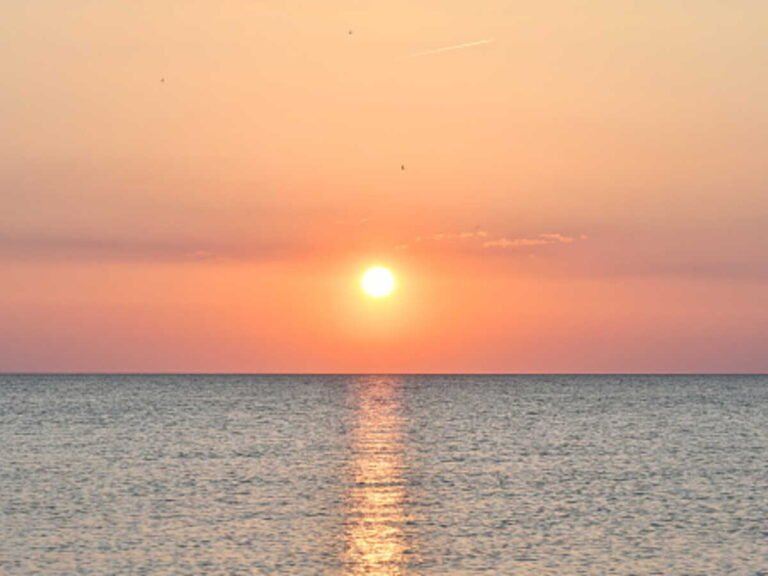 Coucher de soleil sur la mer pour illustrer les meilleurs spots Sunset à Tanger lors de vacances en septembre.