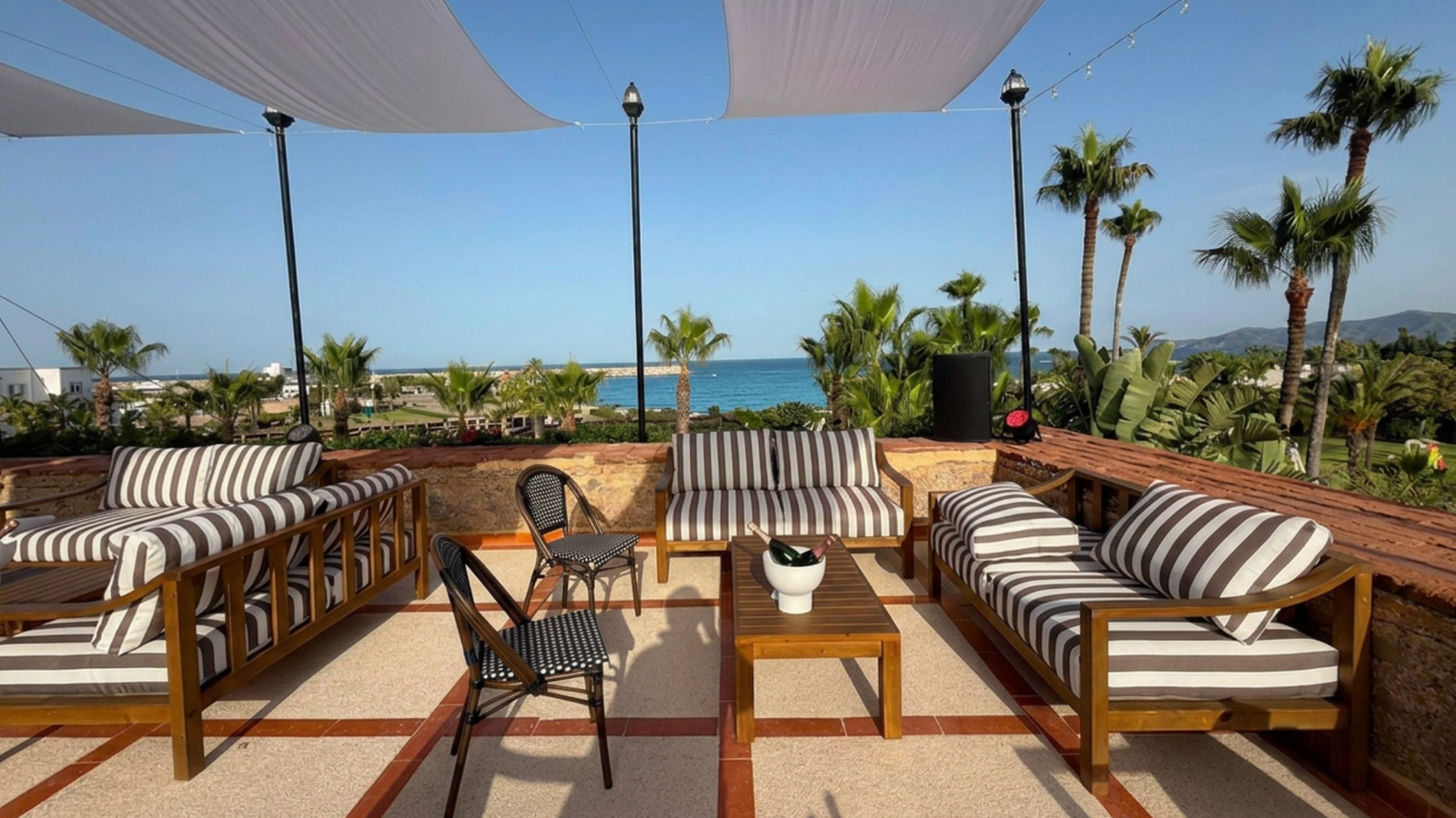 Terrasse face à la Méditerranée du Relais de Paris Tamuda Bay
