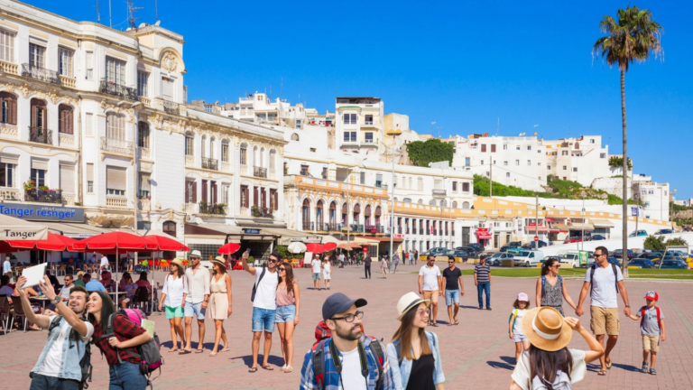 des touristes nationaux et internationaux pendant la saison estivale à Tanger