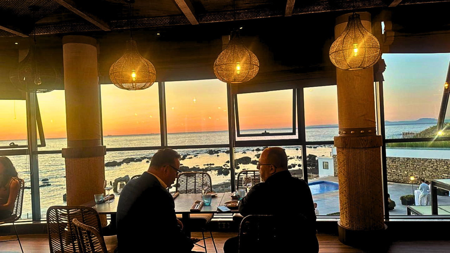 vue sur le Détroit de Gibraltar à partir des baies vitrées restaurant de l'hôtel Idou Malabata