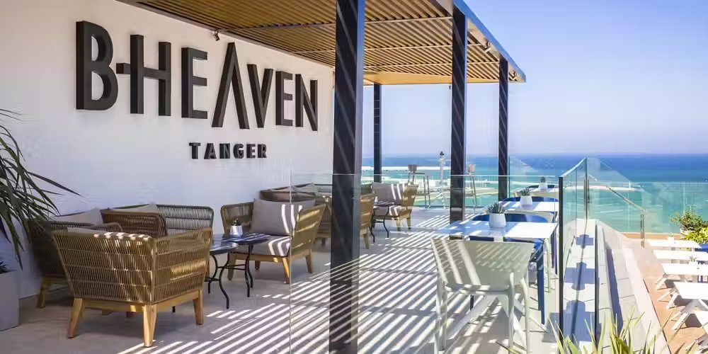 Espace salon extérieur et terrasse face à la mer lors de vos vacances au Barceló Tanger.