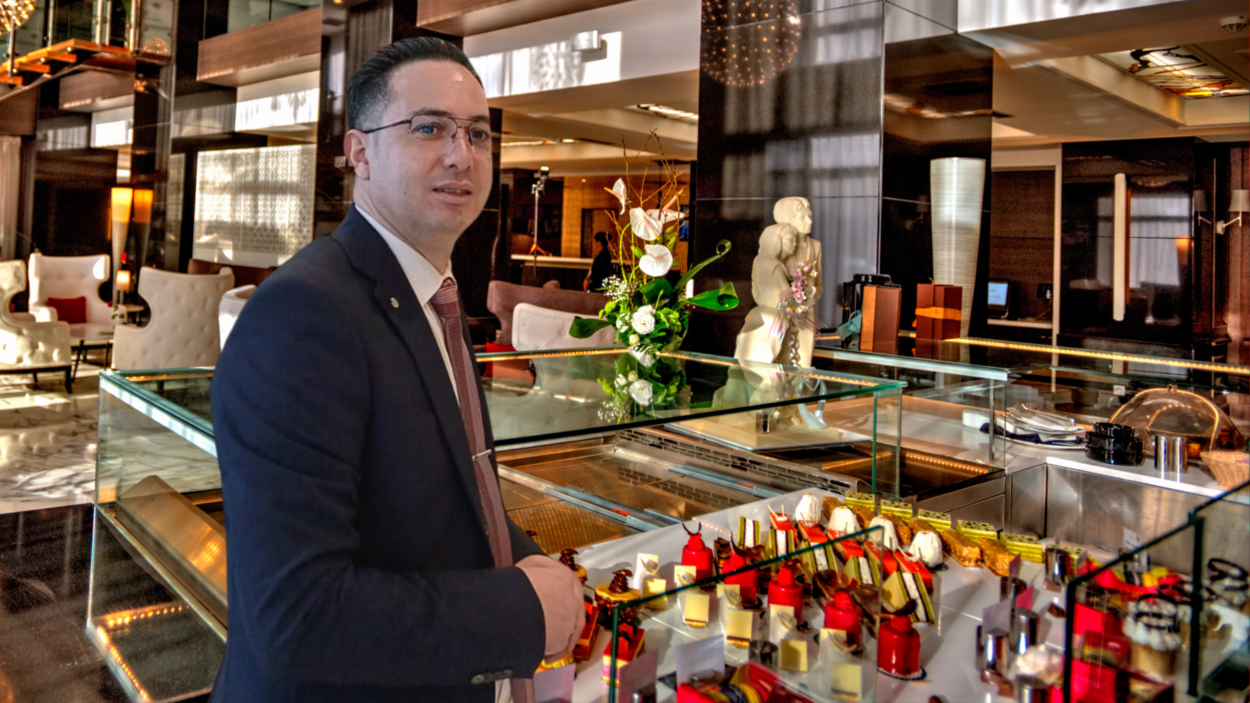 Le Directeur F&B Anasse Aroussi, pilier opérationnel de la haute table au Royal Tulip.