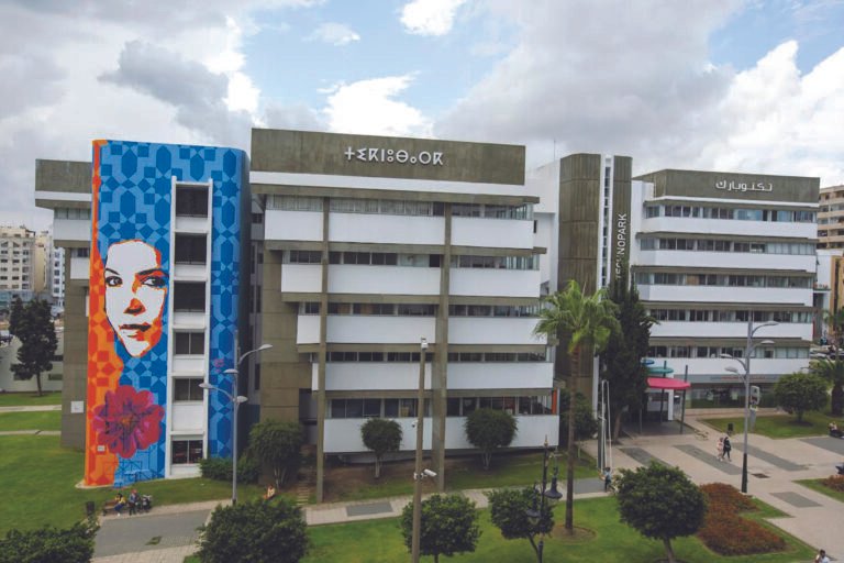 Salles de conférence du Technopark de Tanger avec une vue extérieure de la façade moderne du pôle technologique.