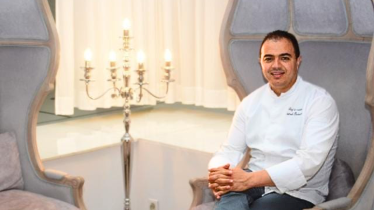 Le Chef Redouan Saimek aux manettes des cuisines de l'hôtel Farah Tanger assis dans le lobby