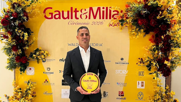 Le Chef Mohammed Zai recevant le prix Table de Chef à la Cérémonie Gault et Millau Maroc 2026.