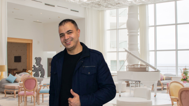 Saga culinaire de Tanger – Épisode 4 : Le génie créatif du Chef Redouan Saimek à l’Hôtel Farah Le Chef Redouan Saimek pilote des cuisines de l'hôtel Farah Tanger assis dans le lobby