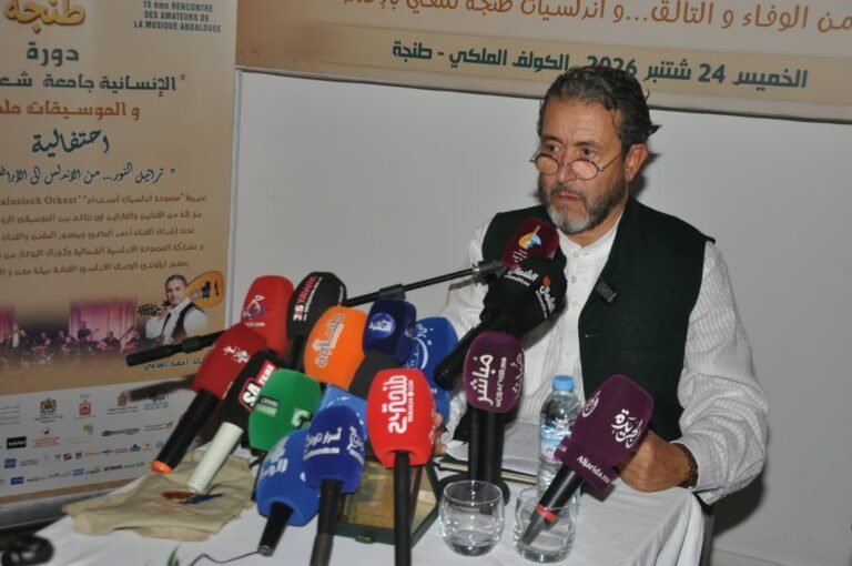 Le président s'exprimant devant les microphones des journalistes à Tanger.