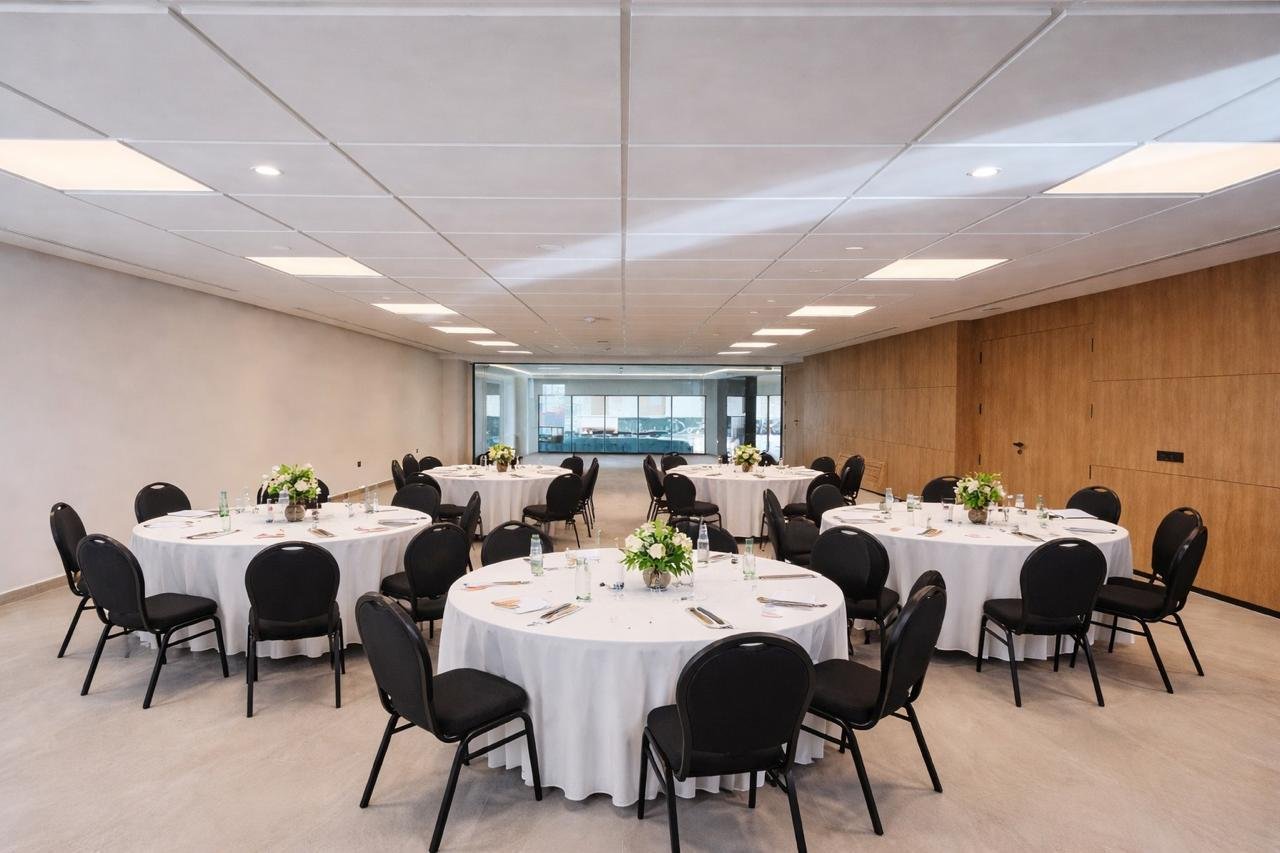 La mise en place en style Tables Rondes pour banquets dans les salles L'Adresse Boutique Hotel.