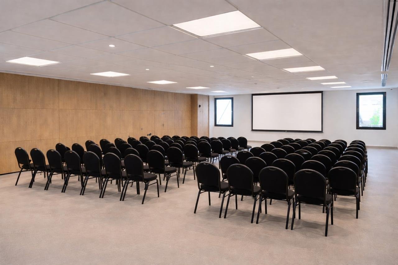 L'agencement en style Théâtre pour les grandes conférences dans les salles L'Adresse Boutique Hotel.
