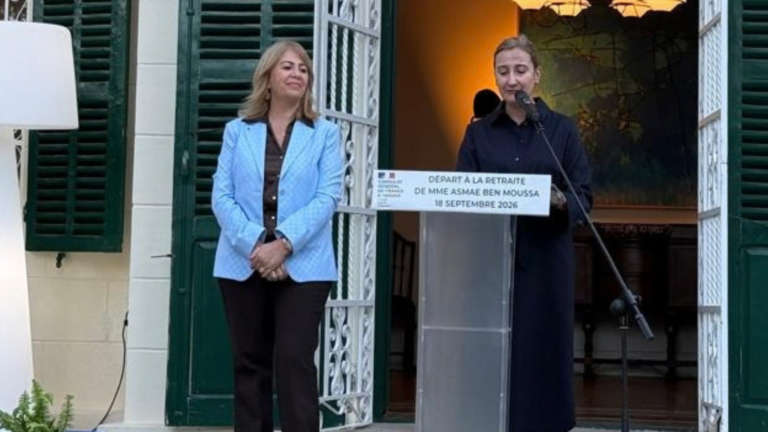 La Consule générale de France Stéphanie Petitbon prononce le discours officiel au côté d'Asmae Benmoussa.