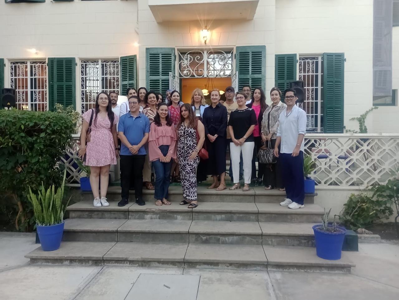 Photo de groupe sur les marches avec l'équipe de l'IFT autour d'Asmae Benmoussa.