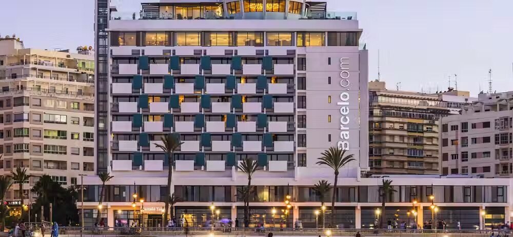 Façade illuminée de l'établissement face à la mer pour vos vacances au Barceló Tanger