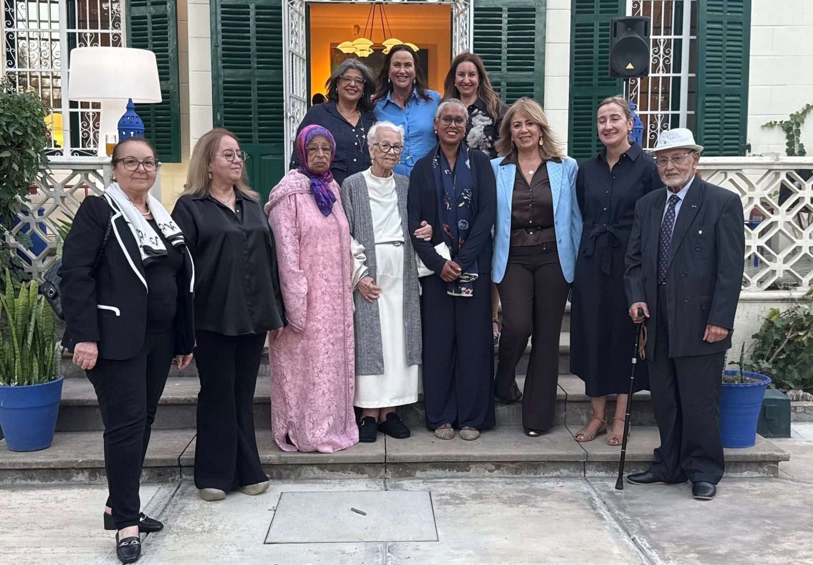 Les invités d'honneur, collègues et proches réunis autour d'Asmae Benmoussa lors de sa réception.
