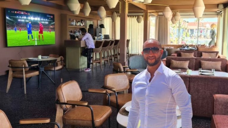 Karim Drissi, co-propriétaire et chef passionné, au sein de l'élégant espace intérieur du restaurant KD.Signature by La piscine à Tanger.