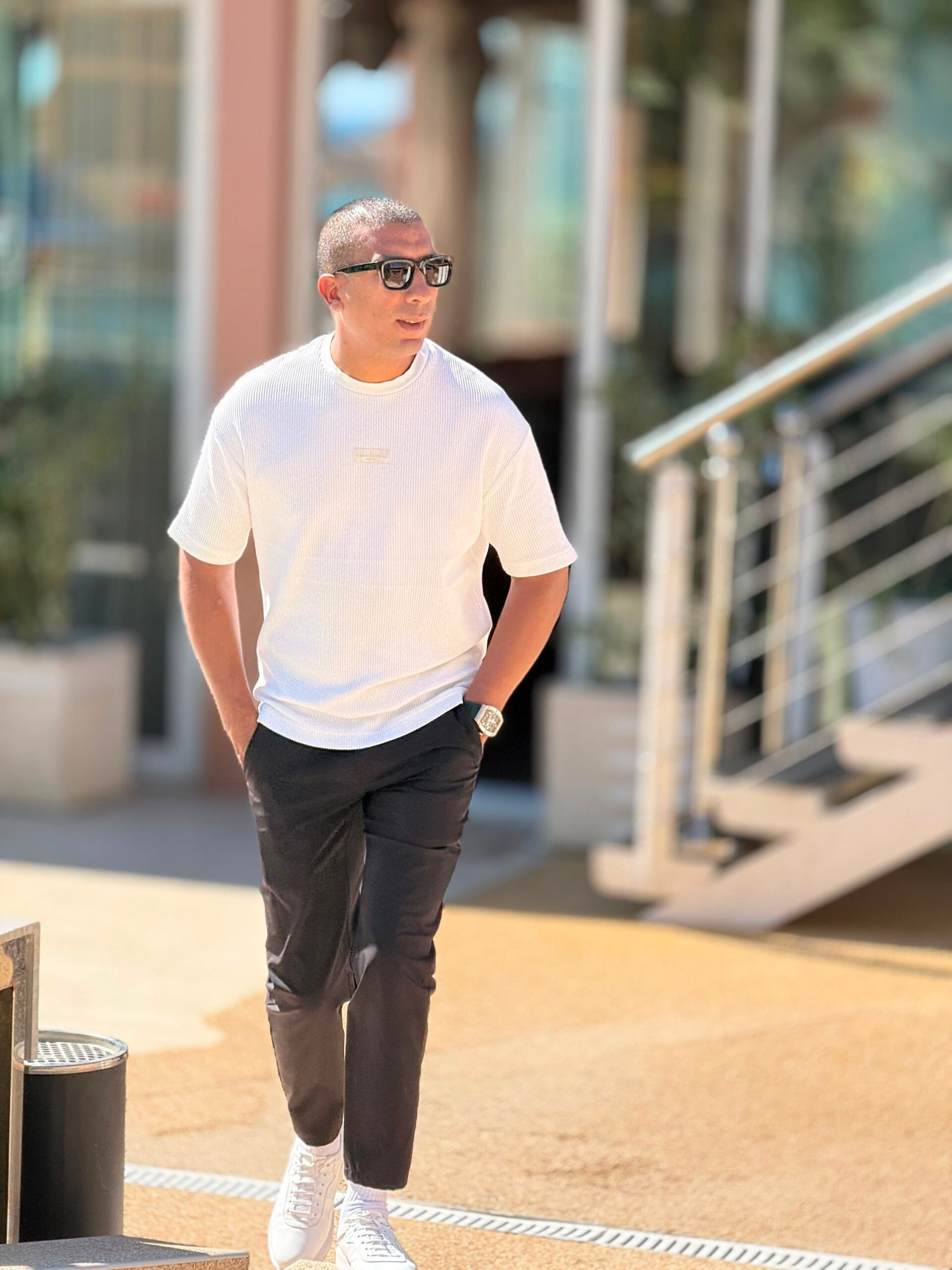 Mohamed Amine devant la baie vitrée du restaurant KD.Signature