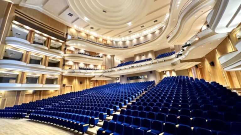 Palais des Arts et de la Culture de Tanger montrant le grand auditorium de mille quatre cents places avec ses sièges bleus et ses loges en bois.