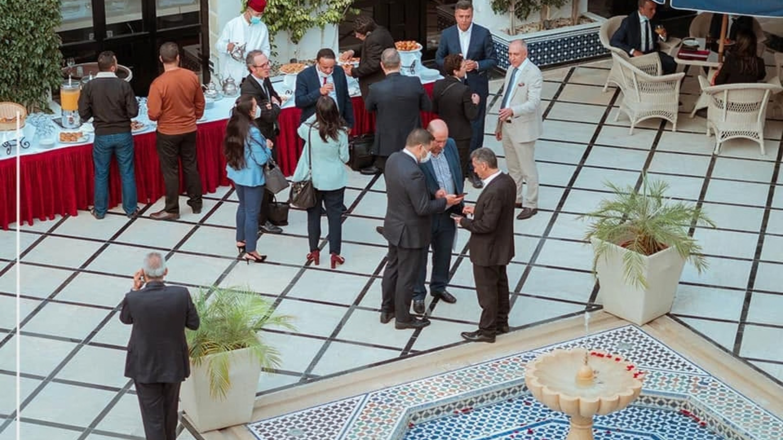 Un cocktail professionnel dans le patio andalou, une option exclusive des salles El Minzah Hotel.