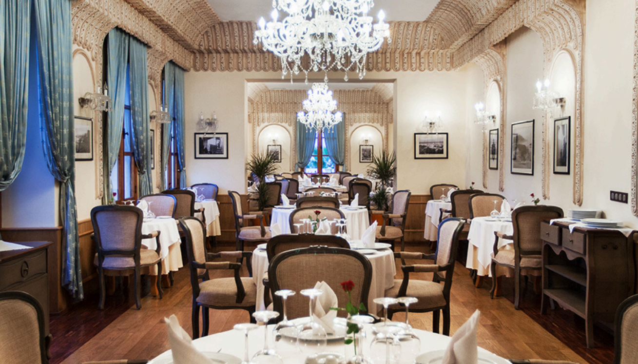 Le restaurant Delacroix, un espace gastronomique lié aux salles Villa de France Hotel.