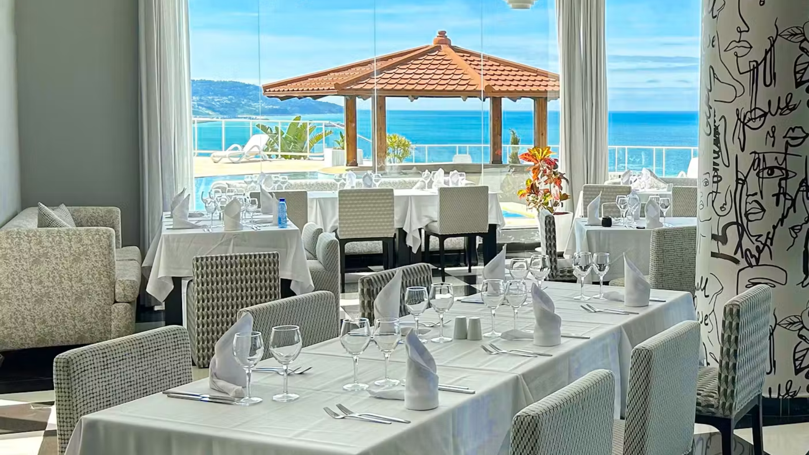 Les buffets et la vue panoramique du restaurant Les Quatre Saisons géré par le Chef Redouan Saimek.