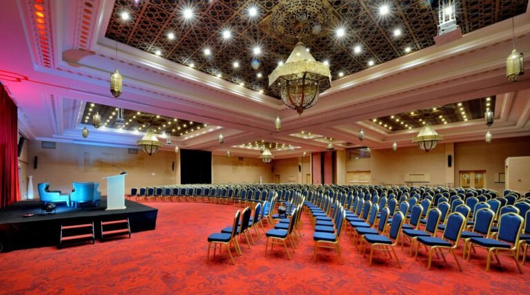 Dossier espaces événementiels de Tanger – Épisode 2 : les salles de conférence de l’hôtel Royal Tulip City Center Tanger La salle Royale configurée en style cocktail, illustrant les salles de conférence du Royal Tulip.