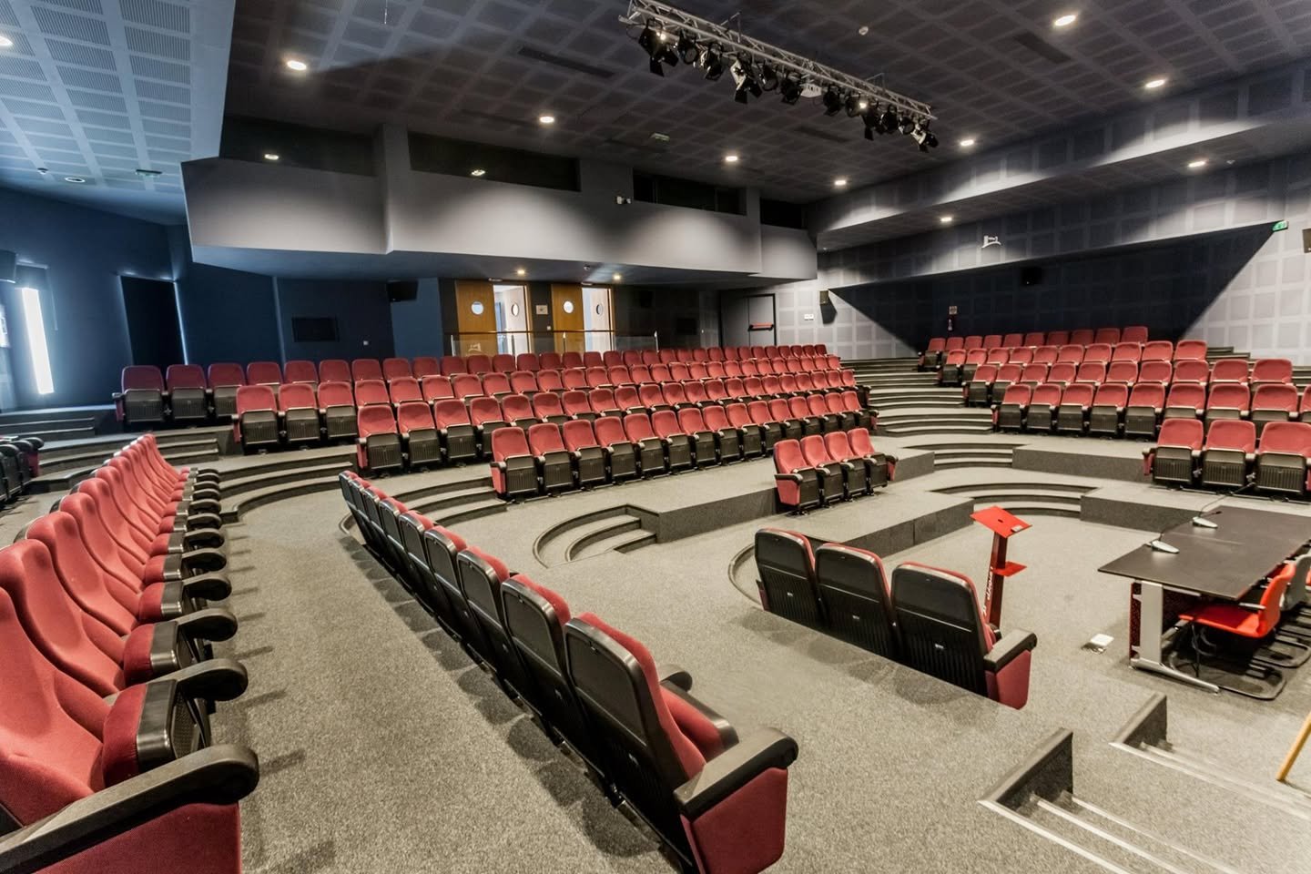 Salles de conférence du Technopark de Tanger montrant l'intérieur de l'auditorium équipé pour les événements professionnels.