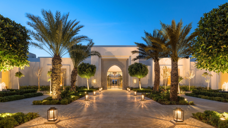 Façade extérieure et allée lumineuse menant aux salles de conférence du Hilton Tanger Al Houara.