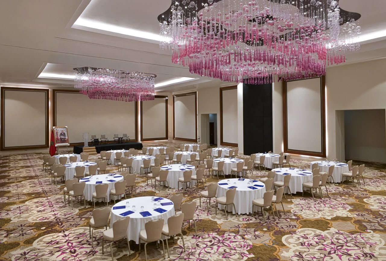 La majestueuse Madinah Room, pièce maîtresse des salles de conférence du Hilton Tanger configurée pour un dîner de gala ou un banquet. 