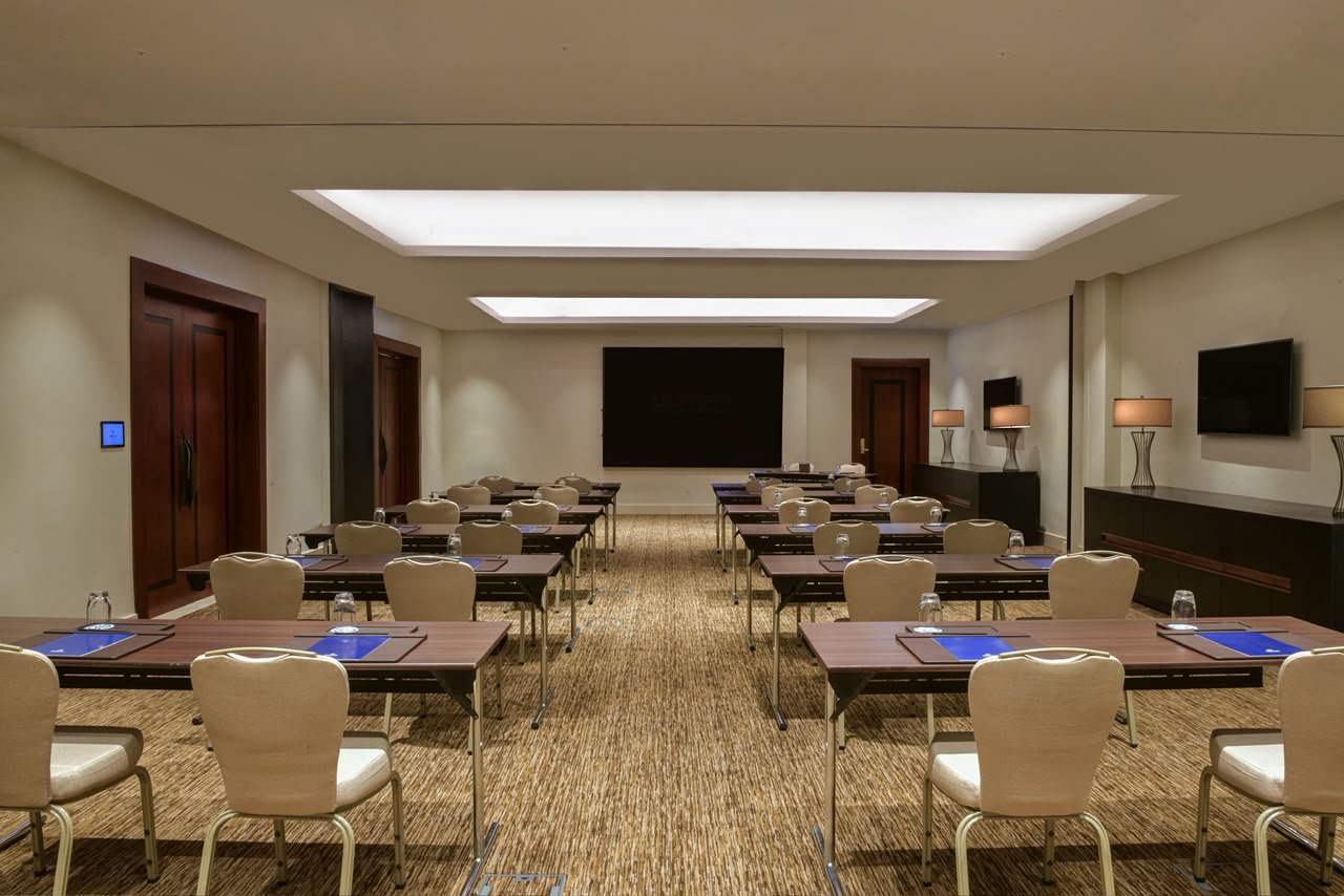 Espace de travail connecté et confidentiel au cœur des salles de conférence du Hilton Tanger.