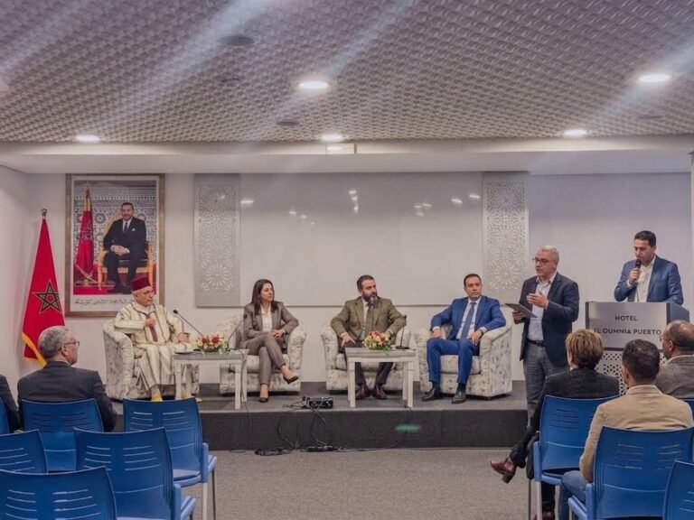 Dossier espaces événementiels de Tanger – Épisode 3 : les salles de conférence de l’hôtel El Oumnia Puerto & Spa L'estrade officielle de l'El Oumnia Puerto Hotel avec des fauteuils, le drapeau national et son pupitre dans les salles El Oumnia Puerto.