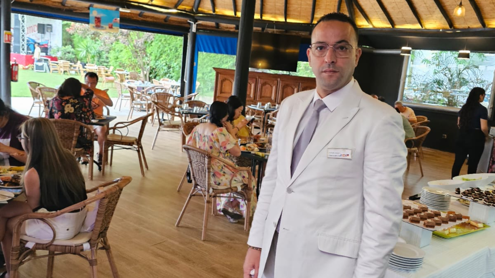 Le Directeur F&B Younes Chtaibi assurant l'orchestration opérationnelle au cœur du Chiringuito Malibu Club et du restaurant Ibiza
