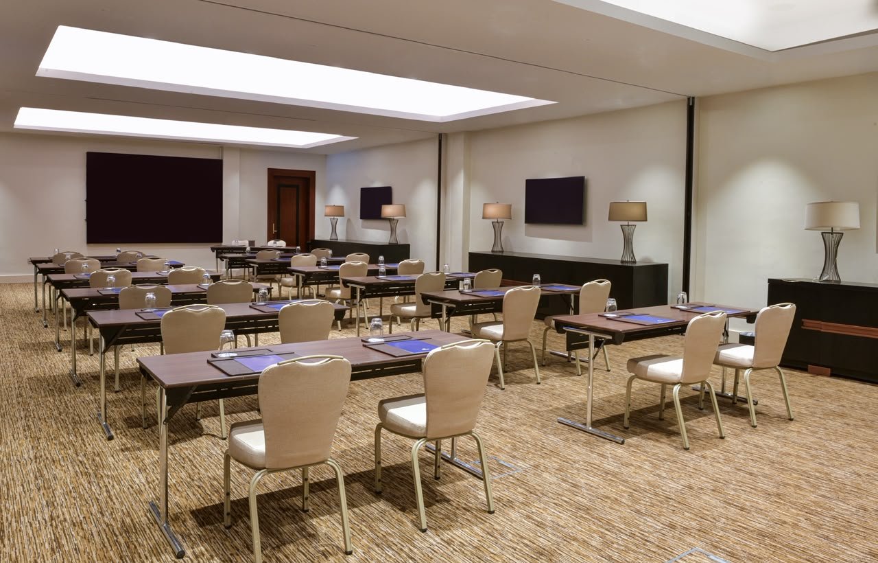 La Assilah Room, l'une des salles de conférence du Hilton Tanger aménagée en style classe pour un séminaire.