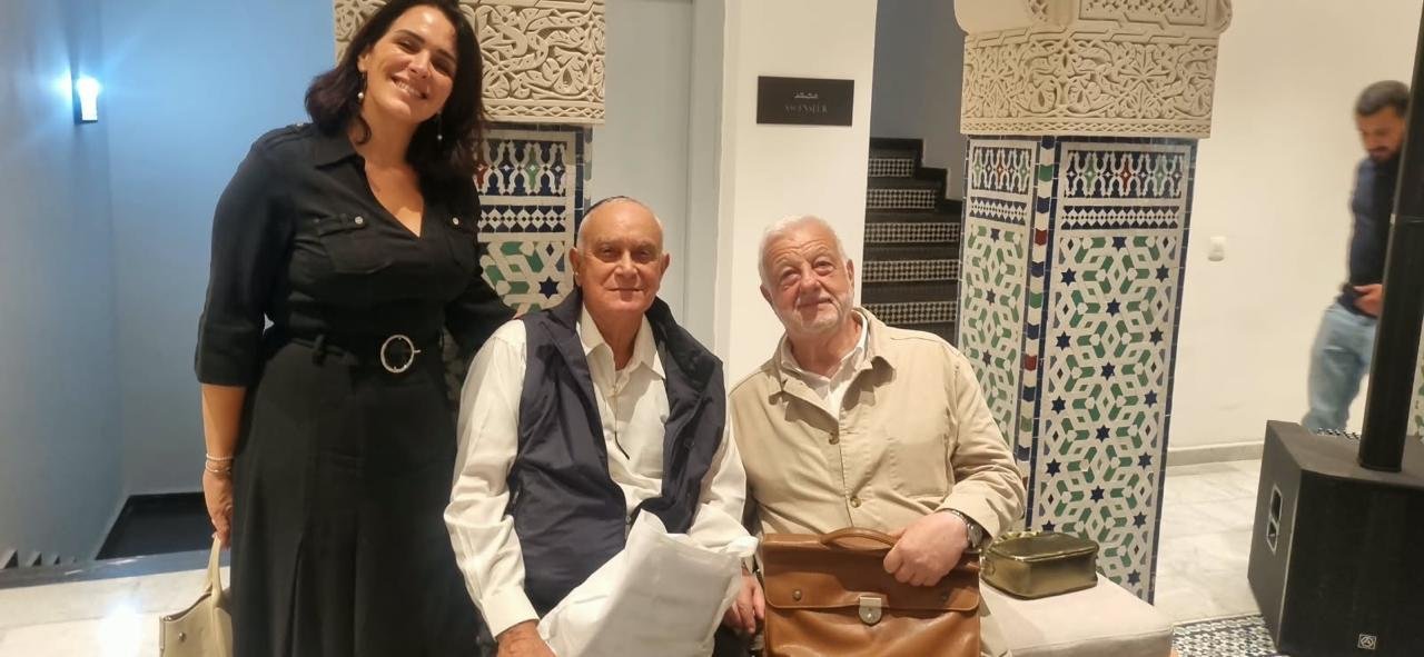 Rencontre entre Aaron Abikzer, Myriam Mesmoudi et André Gomel lors de l'inauguration du Musée de la Culture Juive Marocaine à Fès.