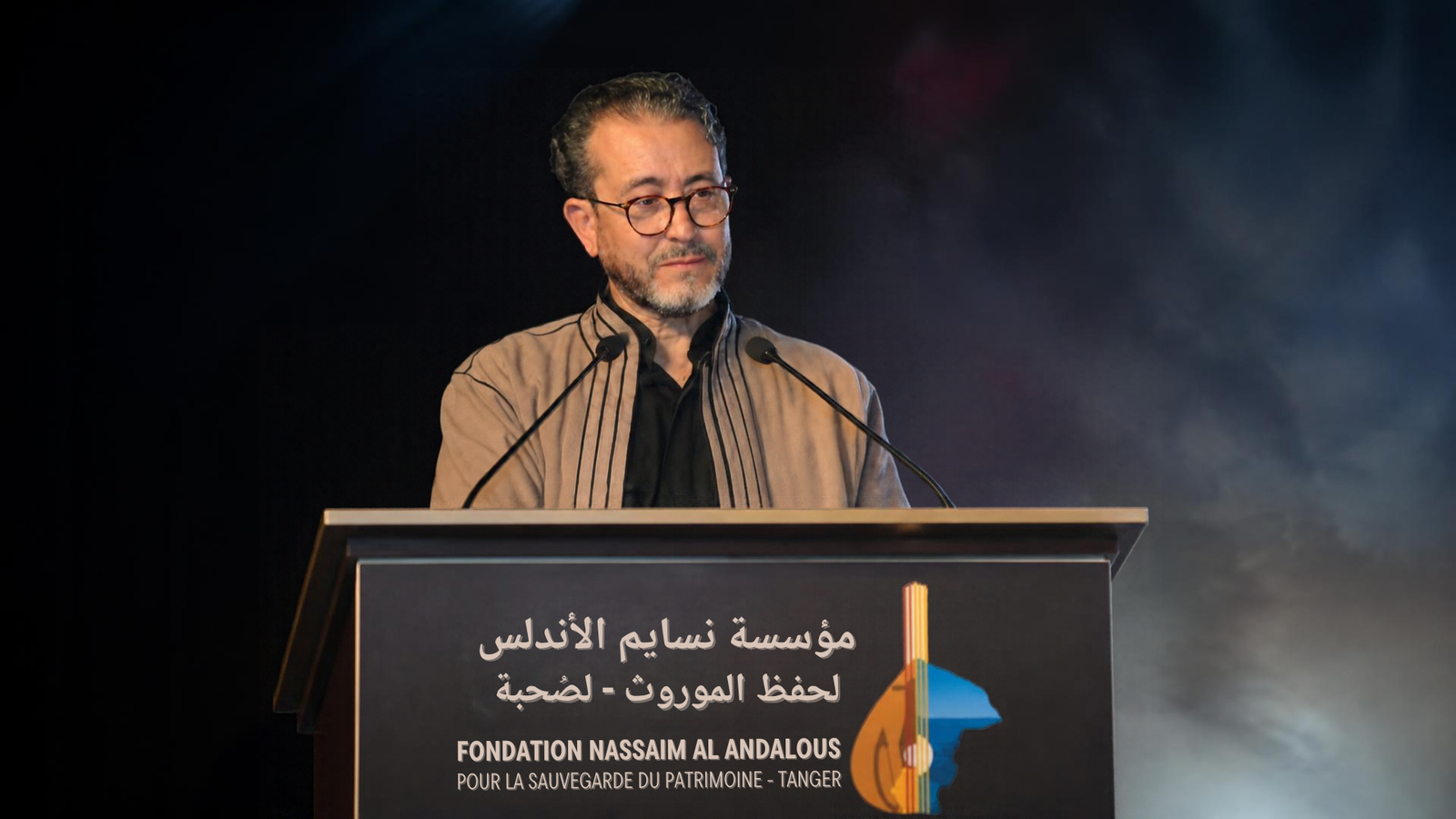 Le président de la Fondation Nassaim Al Andalous, l'avocat Me Ahmed Guennoun, prononçant son mot de bienvenue officiel lors du festival Andaloussiyat 2026 à Tanger. 