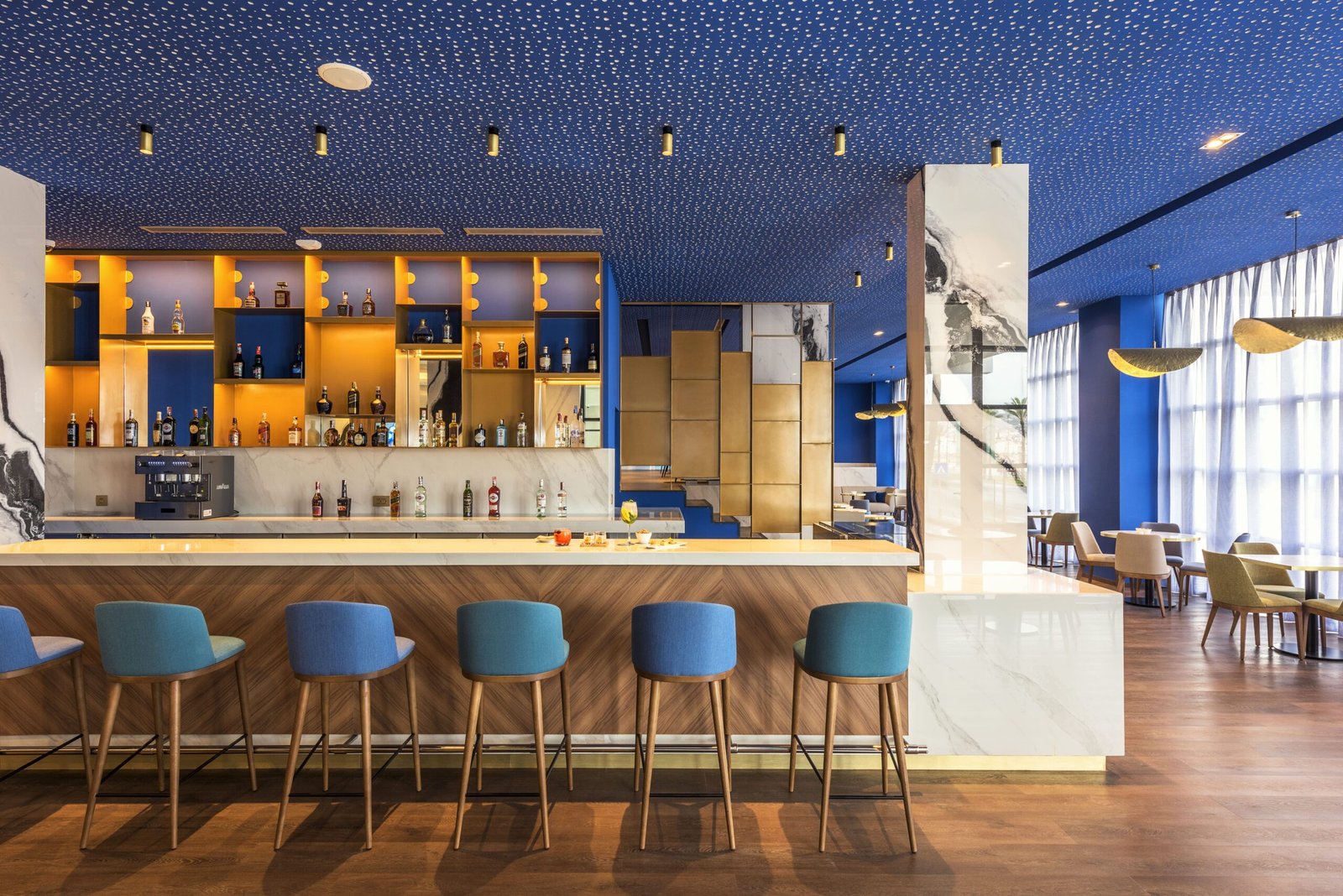 Comptoir moderne du Blue Lobby Bar au Barceló Tanger avec baie vitrée lumineuse.