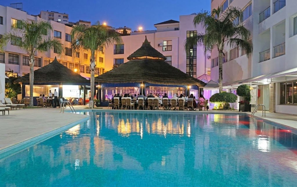 Terrasse extérieure du restaurant Chiringuito Malibu Club au bord de la piscine, extrait du dossier sur les restaurants de El Oumnia Puerto.