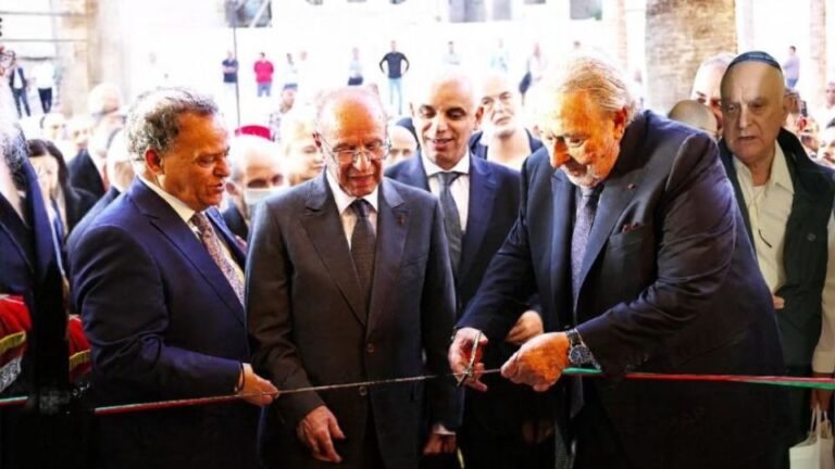 Monsieur Serge Berdugo coupant le ruban inaugural du Musée de la Culture Juive Marocaine à Fès, avec Monsieur Aaron Abikzer présent en arrière-plan.