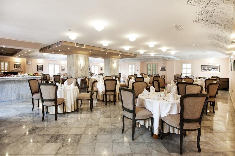 Les tables nappées de blanc du salon Le Songe de Tanger, l'un des restaurants de la Villa de France.