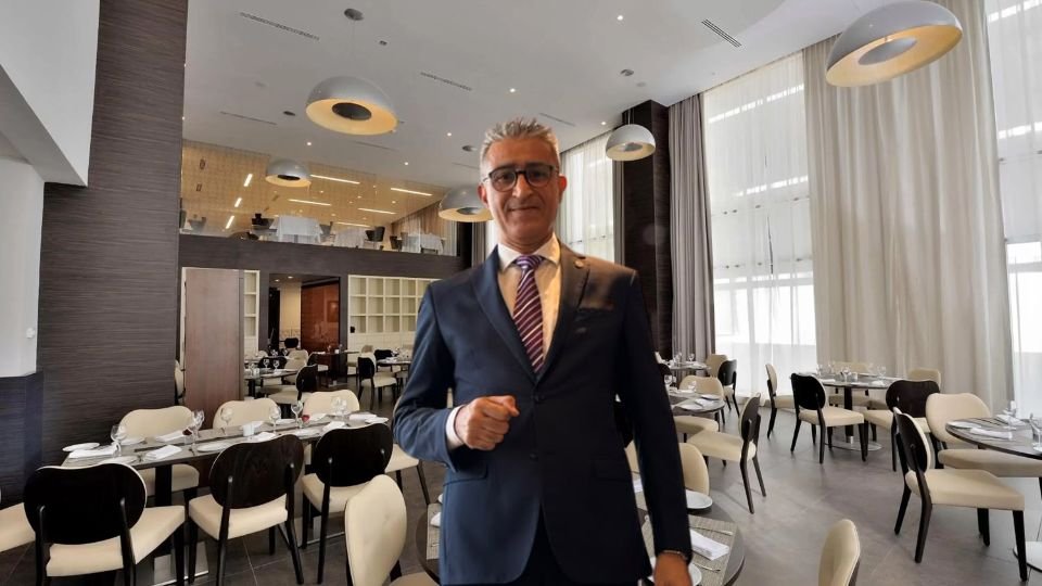 Mohamed Amrani au cœur du restaurant Le Market à l'hôtel Kenzi Sidi Maarouf de Casablanca.