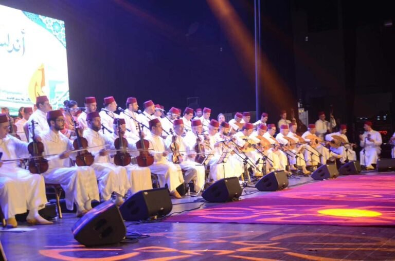 Le pari ambitieux de la Fondation Nassaim Al Andalous à Tanger – 15 ans d’Andaloussiyat • Près d'une centaine de musiciens traditionnels vêtus de jabadors blancs et de tarbouchs rouges réunis pour le concert du festival Andaloussiyat 2026 à Tanger.